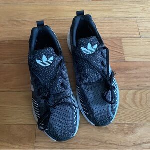 Adidas Women’s Swift Run 22 (Core Black / Cloud White / Gray Five)